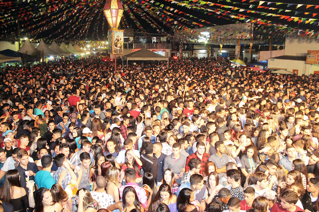 Com a presença de grande público Mara Pavanelly foi destaque na primeira noite do São João de Cuité