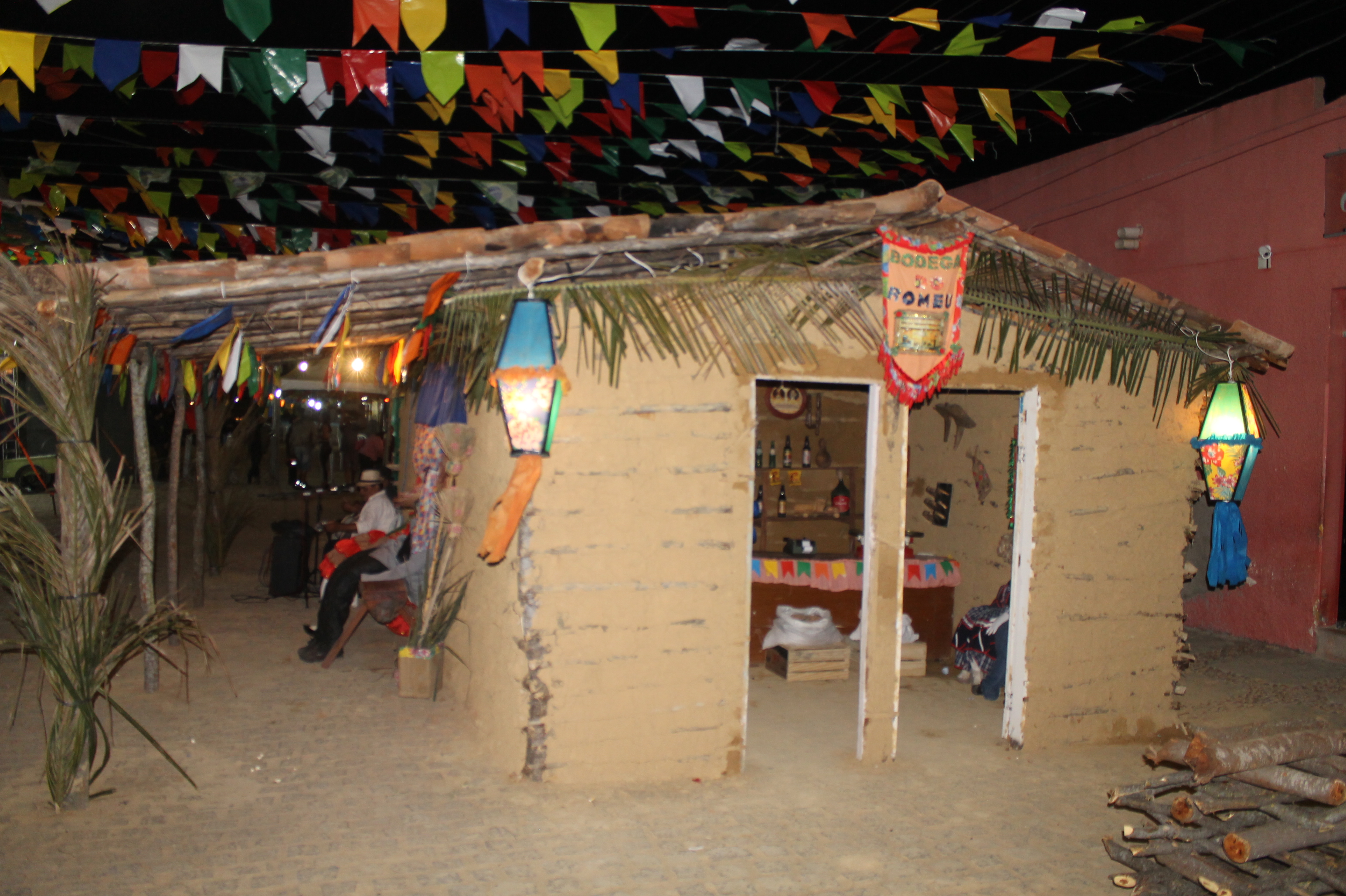 Bodega e tenda do artesanato são atrativos no São João de Cuité