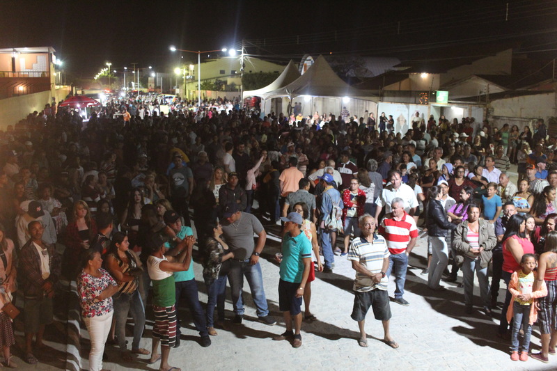 Multidão prestigia inauguração de nova pavimentação em Cuité