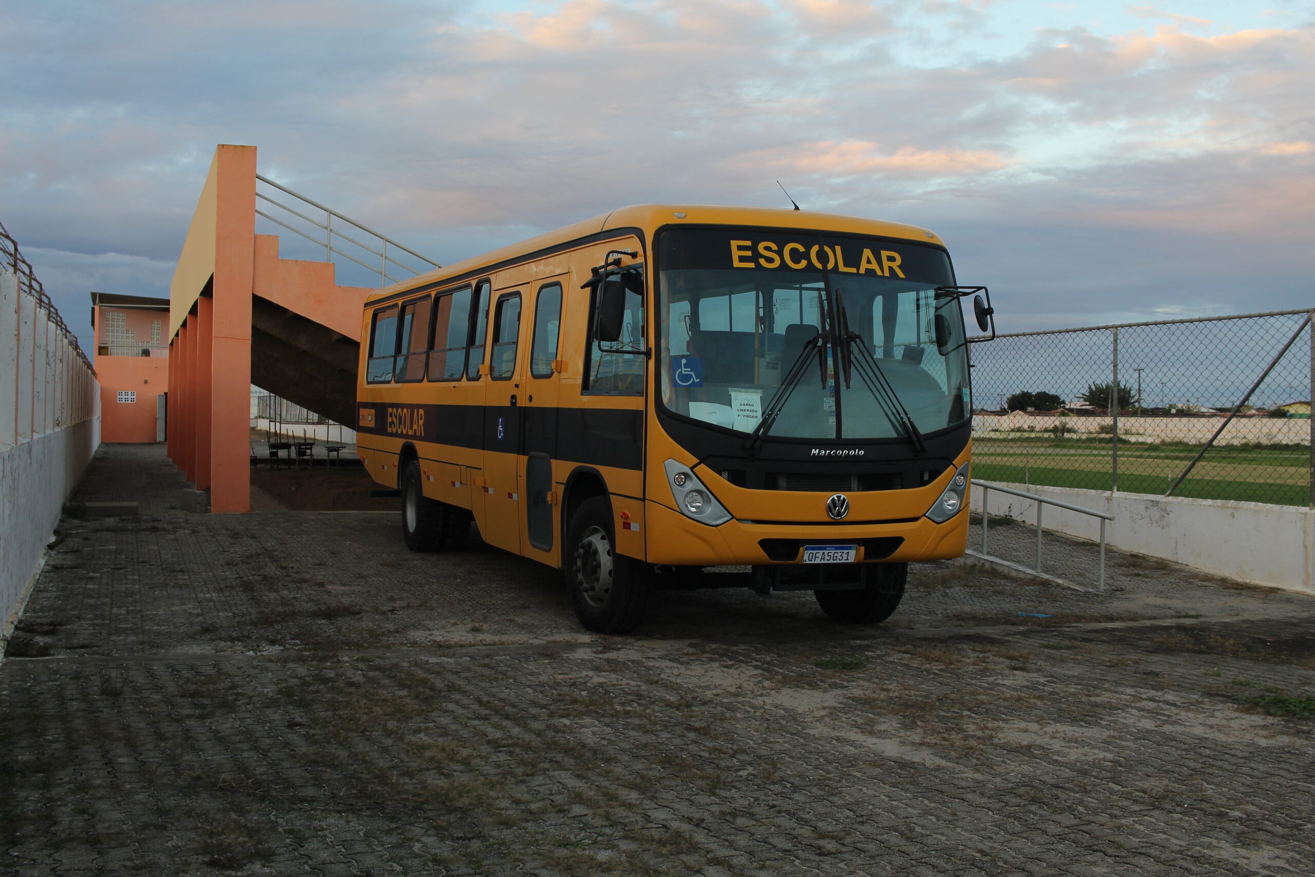 Prefeitura de Cuité recebe novo ônibus escolar do Governo do Estado